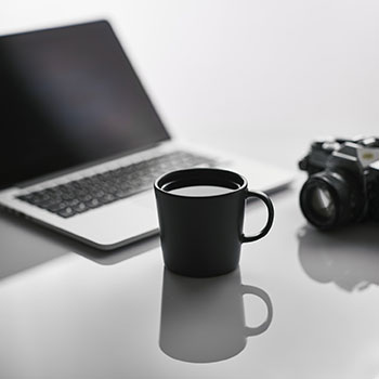 专业幻龙玩家【Momoyih】顶级身材御姐女神，饱满的肥臀乘骑超大号幻龙，垂涎欲滴白嫩小穴超诱人！