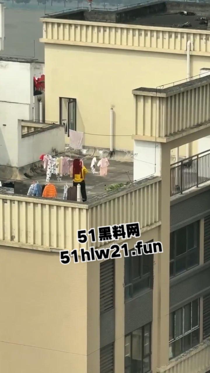河南郑州某小区，惊现偷内衣变态被邻居拍下全过程，变态直接当场伸进内裤开始打飞机！-2