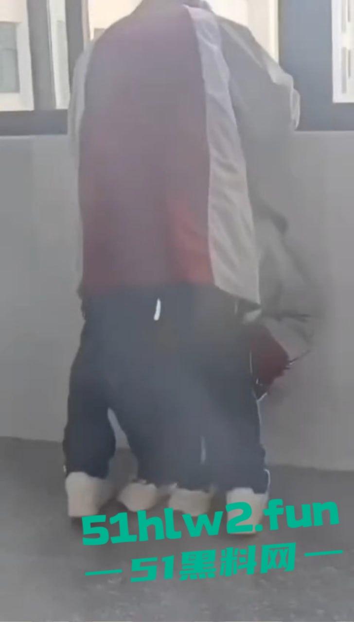 江苏淮阴中专教室走廊变活春宫！学生狗男女当众表演口交，偷拍视频疯传，学校沦为龟狗乐园！