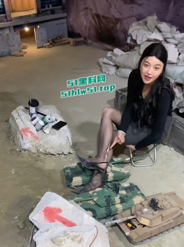 抖音主播【鑫荣佳RC坦克大战】美女主播，疯狂暗示擦边，大坦克的金枪差点插入进去，引发网友围观！