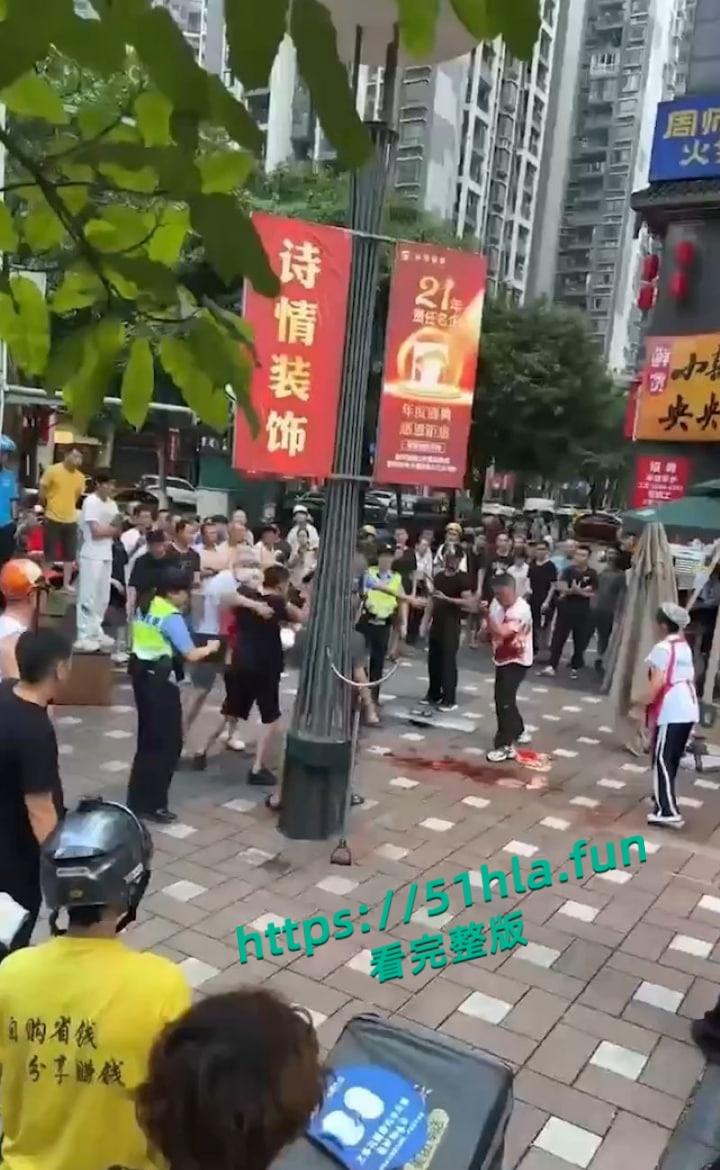 重庆南坪面馆老板抢客引发血腥斗殴持刀互砍，场面混乱血迹四溅，现场完整版视频流出！