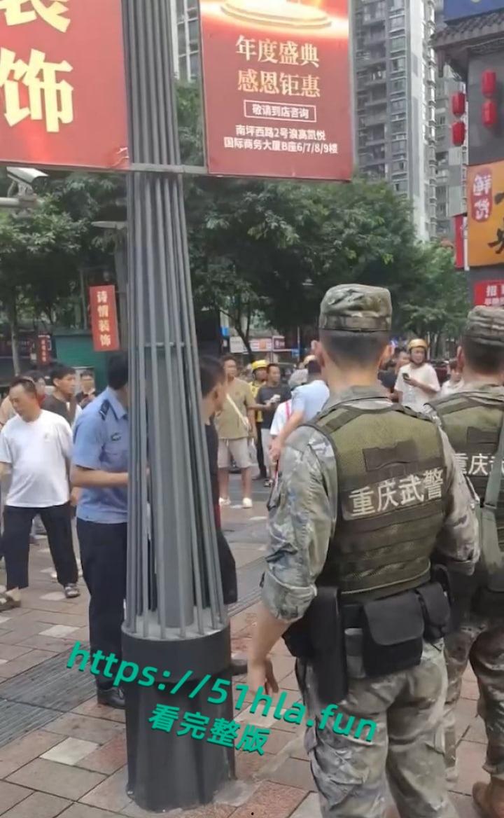 重庆南坪面馆老板抢客引发血腥斗殴持刀互砍，场面混乱血迹四溅，现场完整版视频流出！