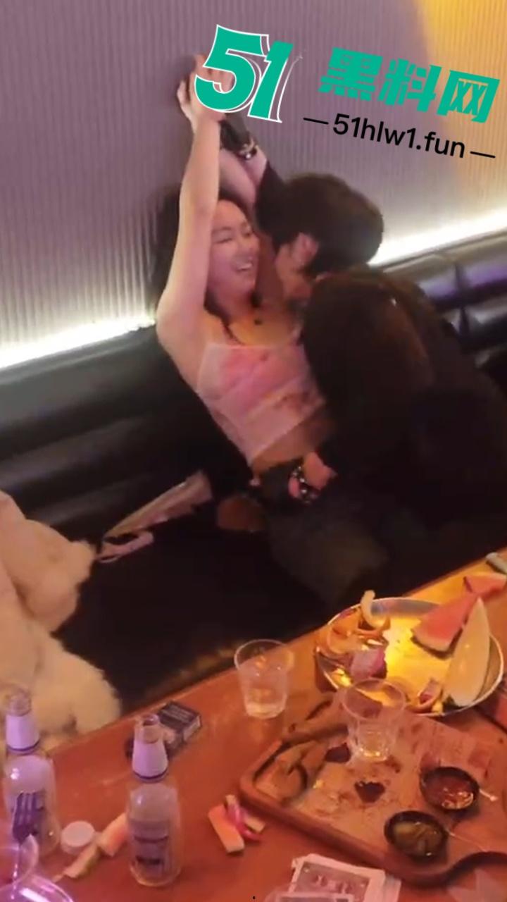 实拍上海商K富婆们的快乐生活，性感小富婆叫少爷裸露腹肌激情热舞，玩的富婆脸都红了。