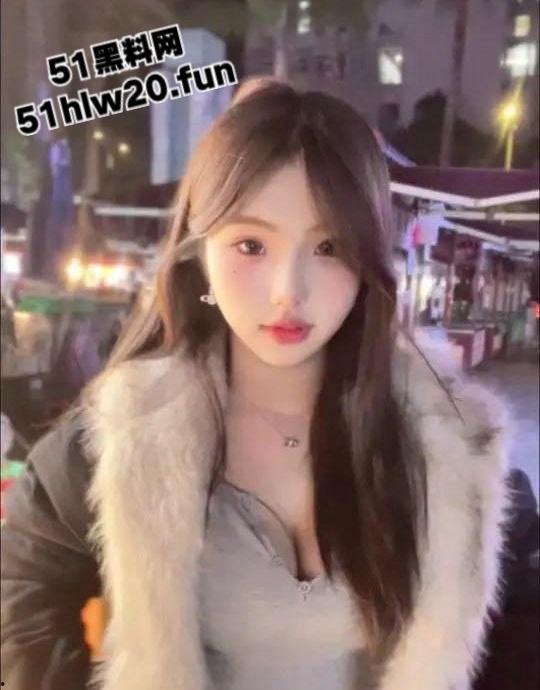 抖音女大学生【宣宣】各种全裸自拍和自慰视频流出，学校里的甜美白月光，网络是富哥的小精盆！