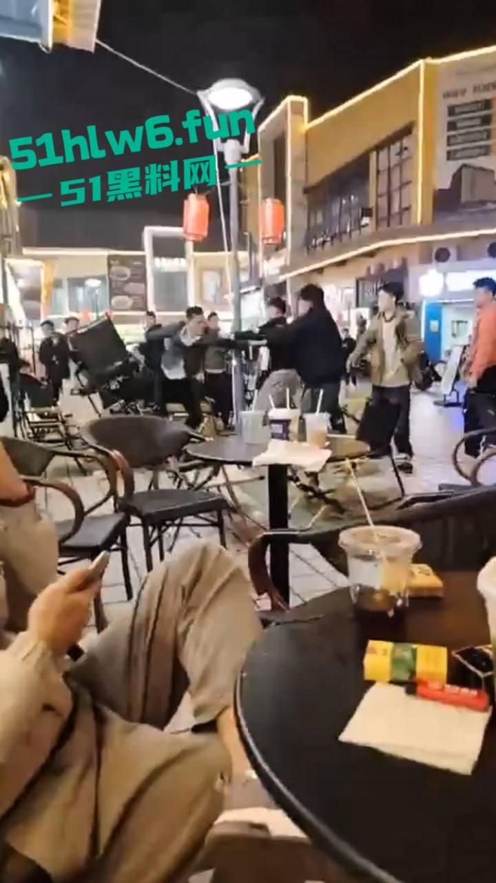 浙江义乌尚尚电竞酒店旁奶茶店门外发生乱斗，一男子见色起义撩骚美女被其男友发现带朋友群殴暴揍。