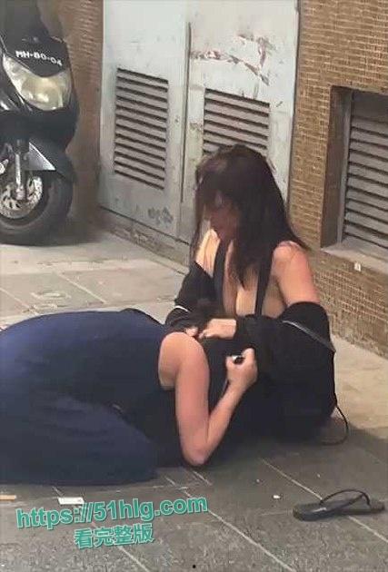 高颜值巨乳辣妹真空街斗！雪白的巨乳尽显无遗，香艳场景令人目眩神迷