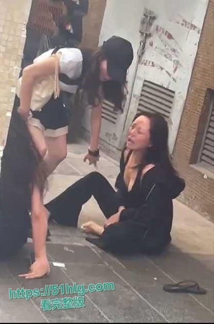 高颜值巨乳辣妹真空街斗！雪白的巨乳尽显无遗，香艳场景令人目眩神迷