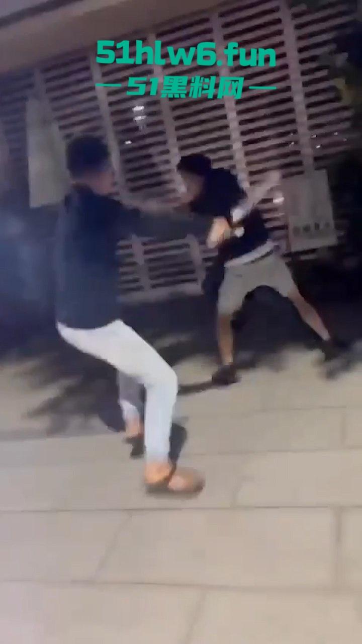 四川成都街头一男子遭多人围攻被砍数刀，血腥仇杀场面比电影还精彩。