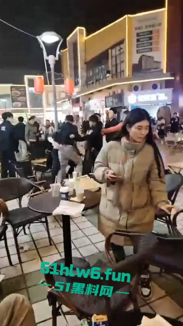 浙江义乌尚尚电竞酒店旁奶茶店门外发生乱斗,一男子见色起义撩骚美女被其男友发现带朋友群殴暴揍。-6