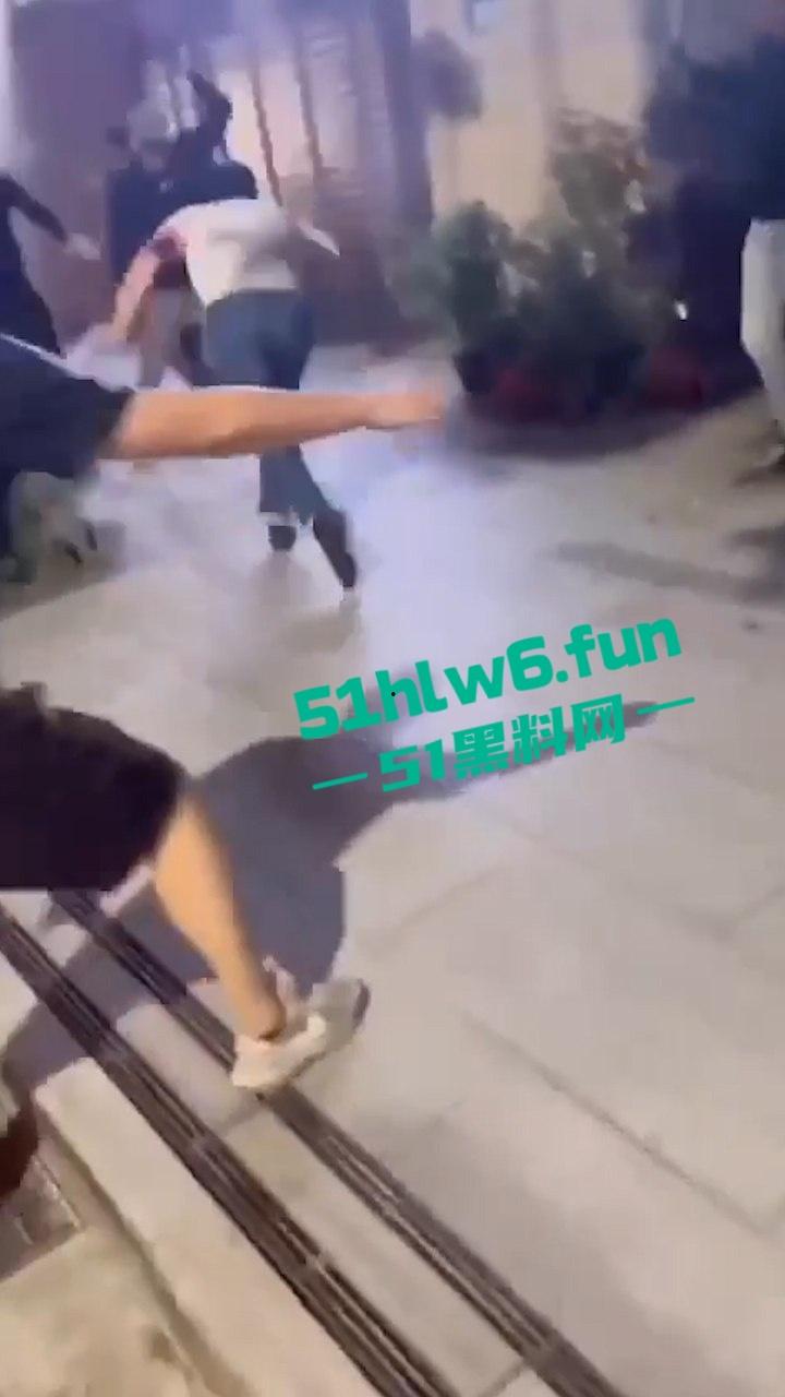 四川成都街头一男子遭多人围攻被砍数刀,血腥仇杀场面比电影还精彩。-4