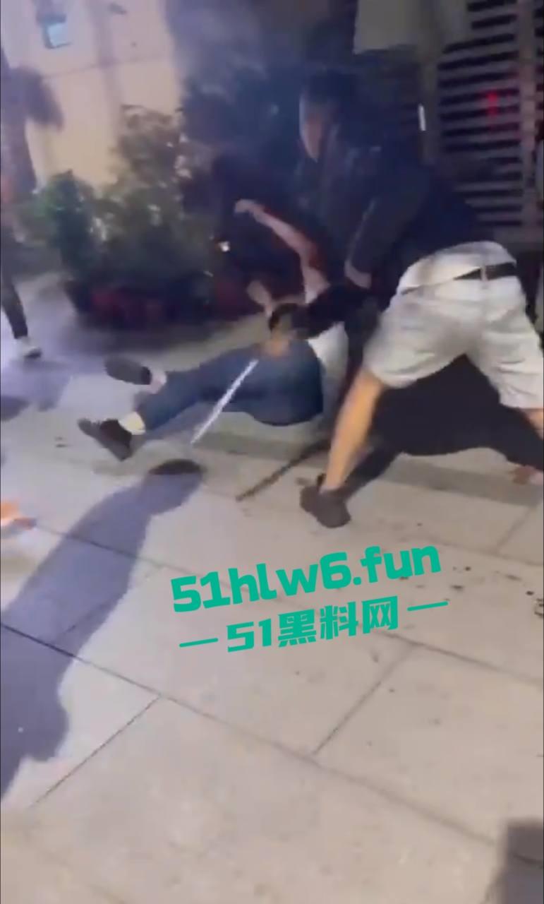 四川成都街头一男子遭多人围攻被砍数刀,血腥仇杀场面比电影还精彩。-7