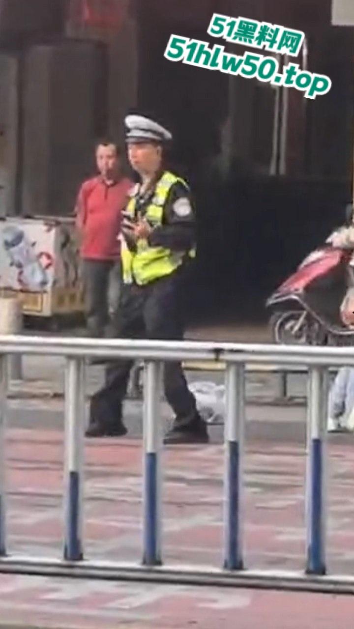 广东潮汕暴躁男在线作死，只因未戴头盔强行躲检撞飞交警双双倒地不起满脸是伤！