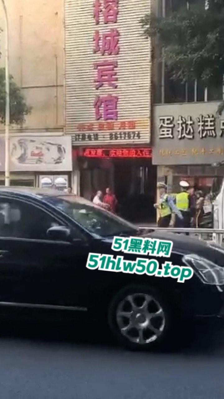 广东潮汕暴躁男在线作死，只因未戴头盔强行躲检撞飞交警双双倒地不起满脸是伤！