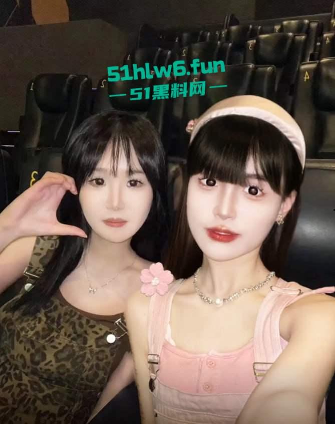 抖音20W粉丝大长腿女神级网红【亲亲小渝】金主高价定制，低角度美景甜美蜜桃臀！