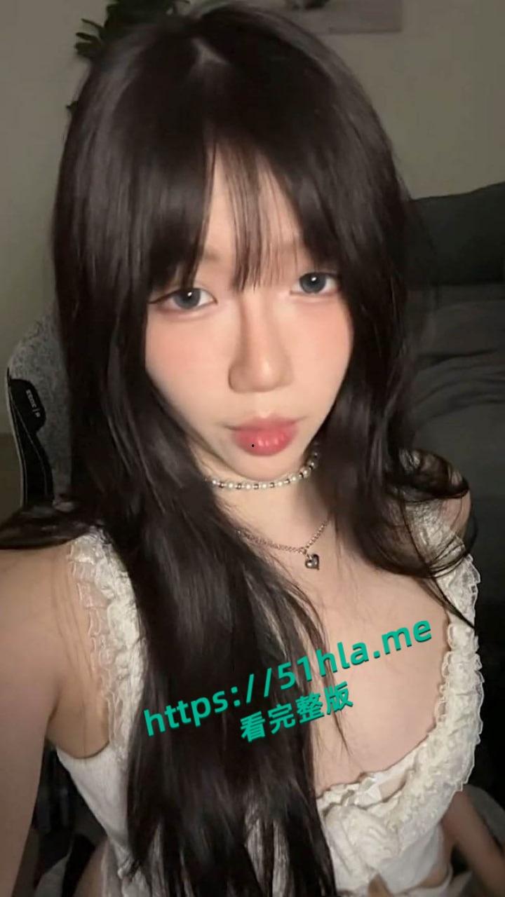 OF高颜值反差学生【aryminh】自拍合集流出，小巧嫩乳挺翘诱人，露脸跪地口交技巧娴熟到炸！