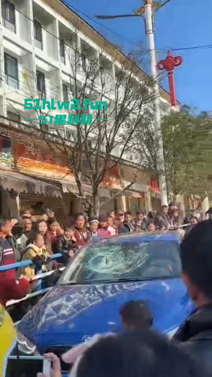 贵州紫云硬核原配当街抓小三，骑车顶猛砸车吓得狗男女龟缩车内不敢出，当街大闹惹人围观。