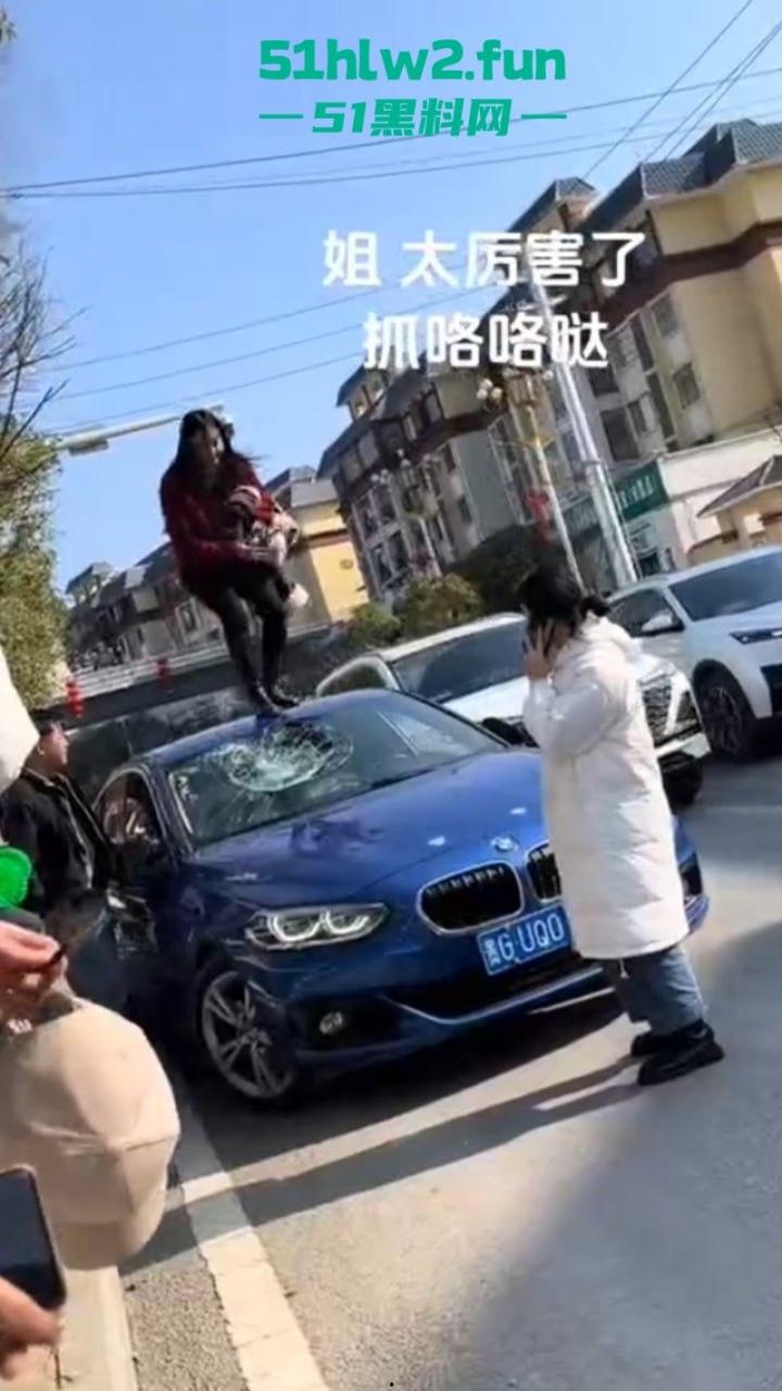 贵州紫云硬核原配当街抓小三，骑车顶猛砸车吓得狗男女龟缩车内不敢出，当街大闹惹人围观。