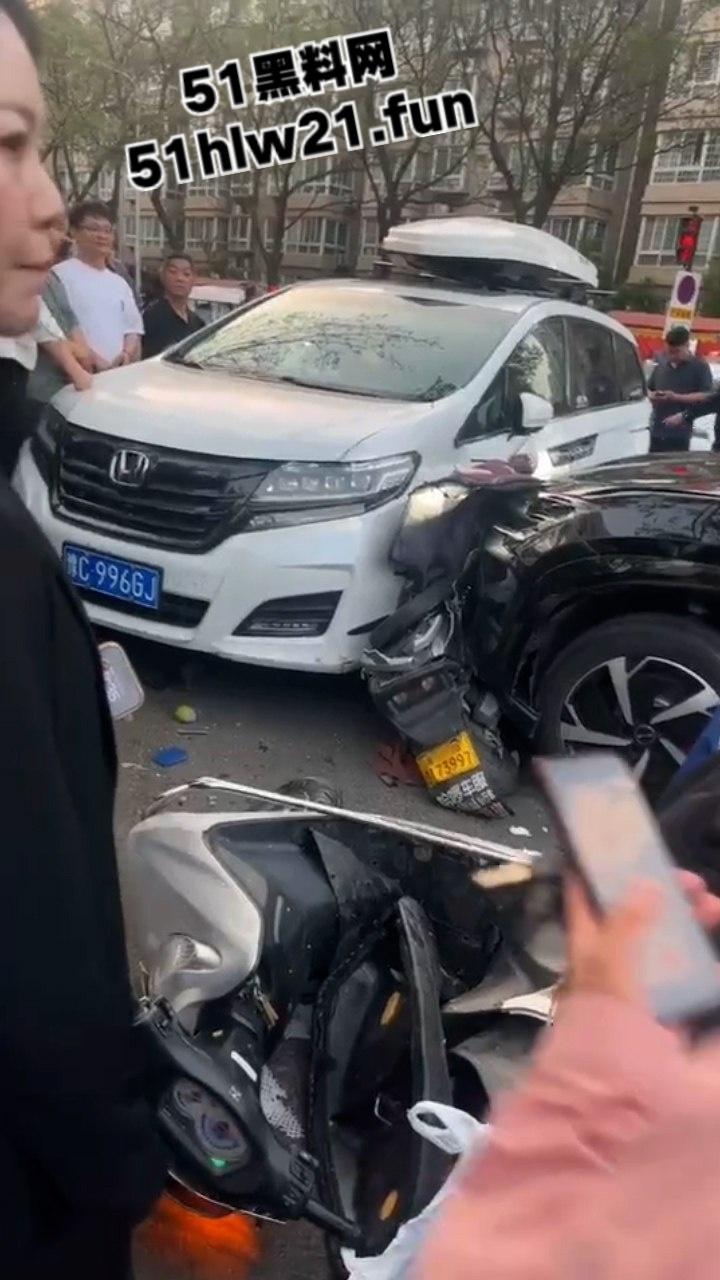 河南洛阳酗酒男驾车失控，闹市街区撞倒一片，倒霉路人头破血流命丢一半。