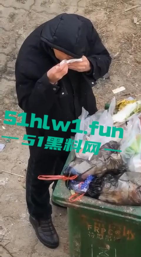 超变态的性癖爱好吗，男子在垃圾桶翻女生带血卫生巾舔舐，蚊子见了都要称赞牛逼。