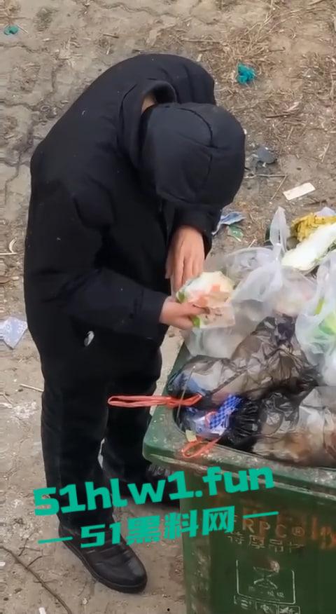 超变态的性癖爱好吗,男子在垃圾桶翻女生带血卫生巾舔舐,蚊子见了都要称赞牛逼。-5