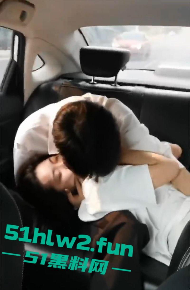 网约车秒变激情角落，小情侣后座干柴烈火，亲到腿软手伸裙底扣逼，司机大哥强忍不回头！
