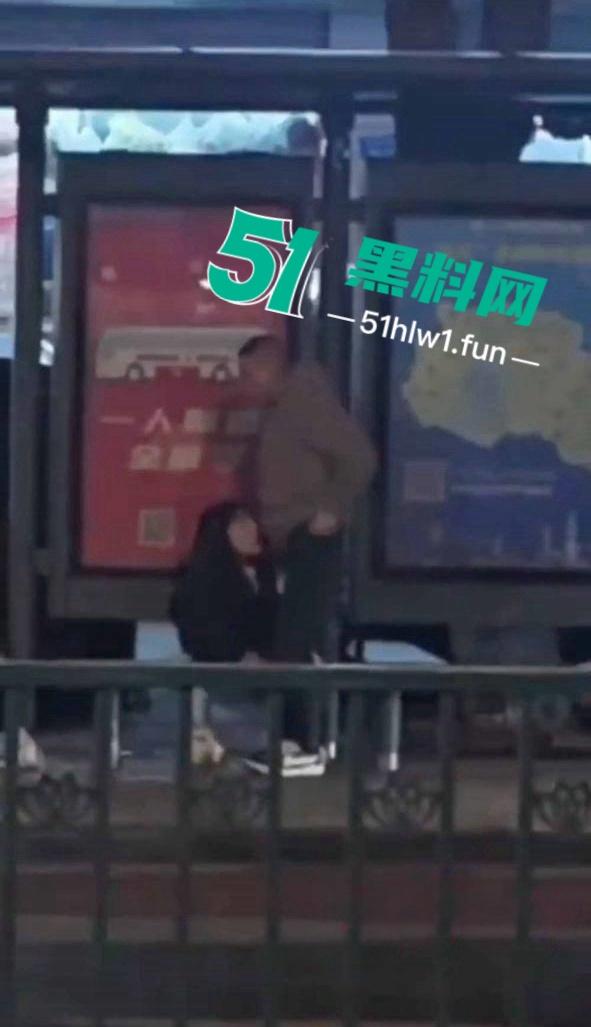 震惊！常州大学城公交车站两男女饥渴难耐当街啪啪，各种姿势变换无视路人视频曝光全网疯传。