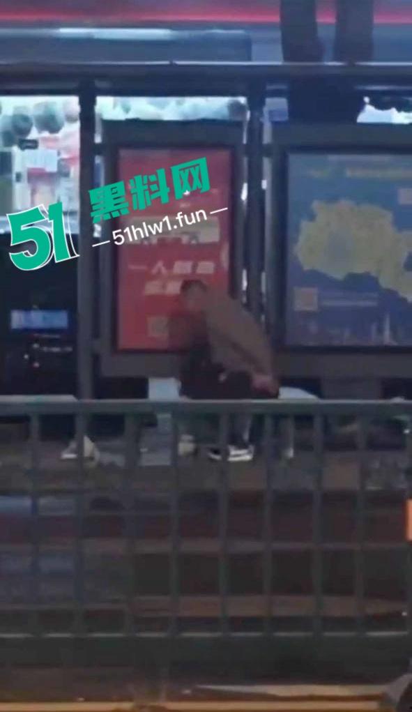 震惊！常州大学城公交车站两男女饥渴难耐当街啪啪，各种姿势变换无视路人视频曝光全网疯传。