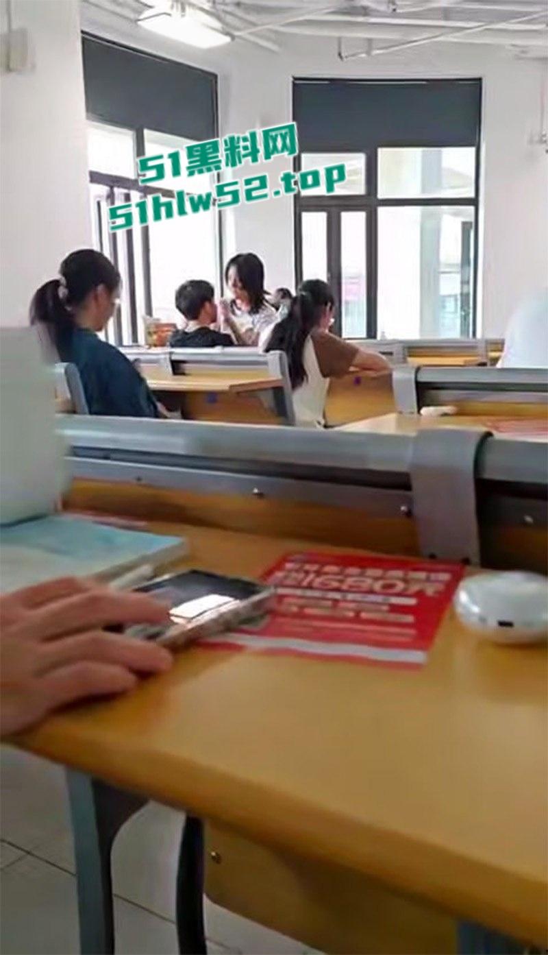 校园课堂情侣公然做爱，无视周围同学眼光主动上位骑乘，饥渴难耐事后一脸淫荡得到满足。