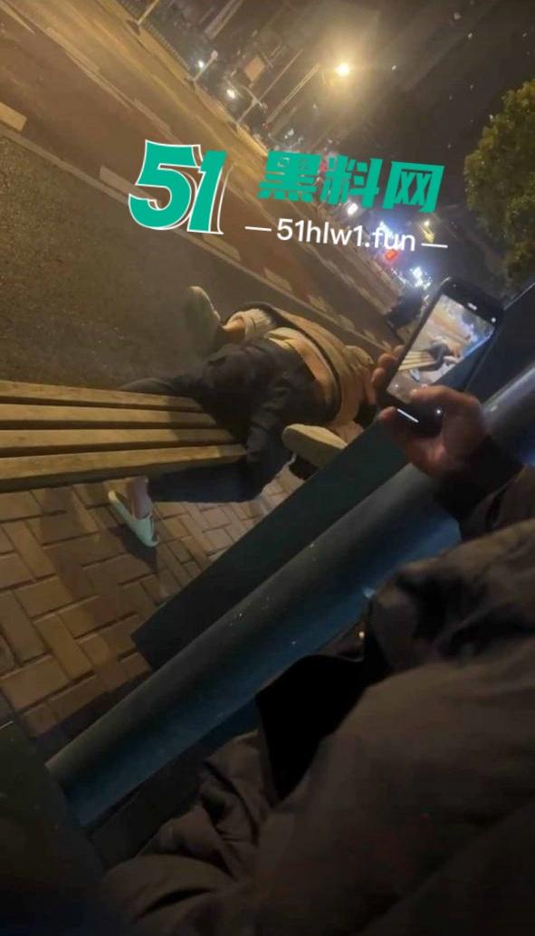 震惊！常州大学城公交车站两男女饥渴难耐当街啪啪，各种姿势变换无视路人视频曝光全网疯传。