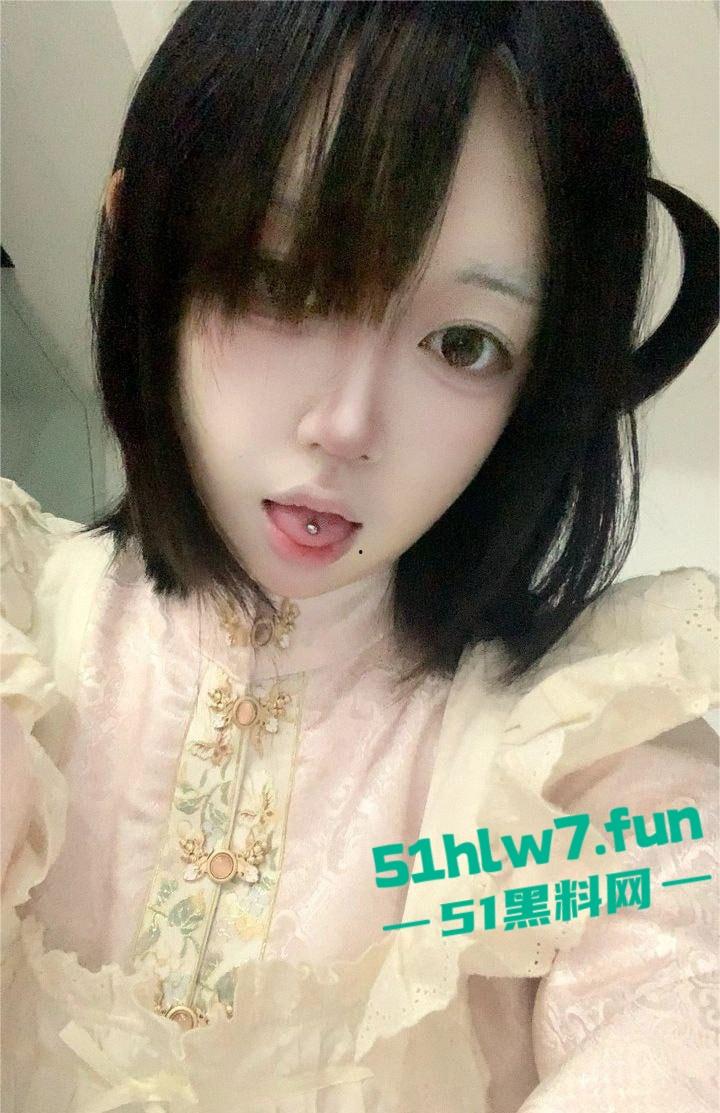 江苏无锡学生妹【俞静雯】露脸视频，化身骚母狗大秀风骚一面，在镜头前搔首弄姿尺度大到炸裂!