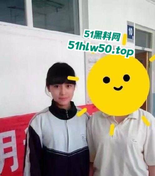 校花级别，重庆财大新疆母狗【夏兹热丽】第一次刚破处就被拍下口吞脸射！