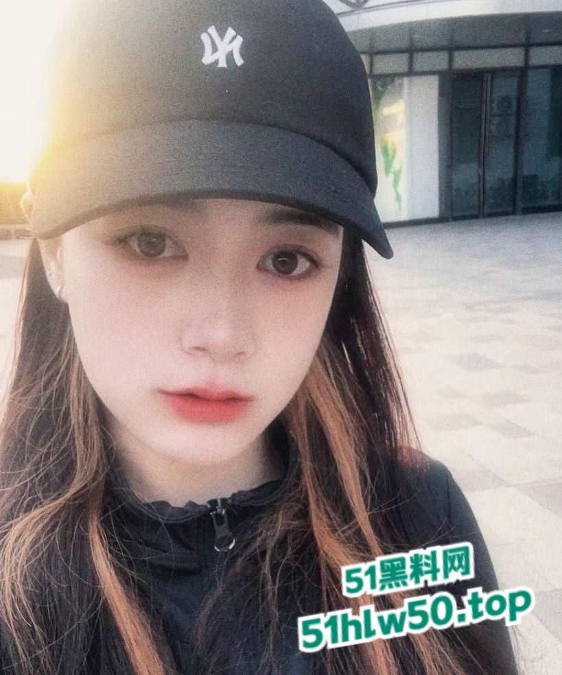 校花级别，重庆财大新疆母狗【夏兹热丽】第一次刚破处就被拍下口吞脸射！