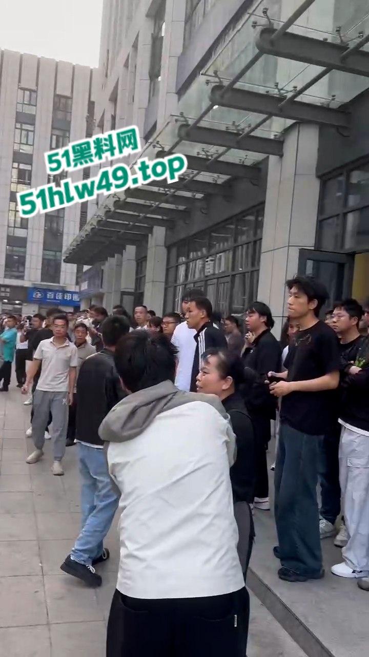 吃碗面都要断头，武汉光谷襄阳面馆一男子突然发疯砍人，多个路人中招现场惨叫一片。