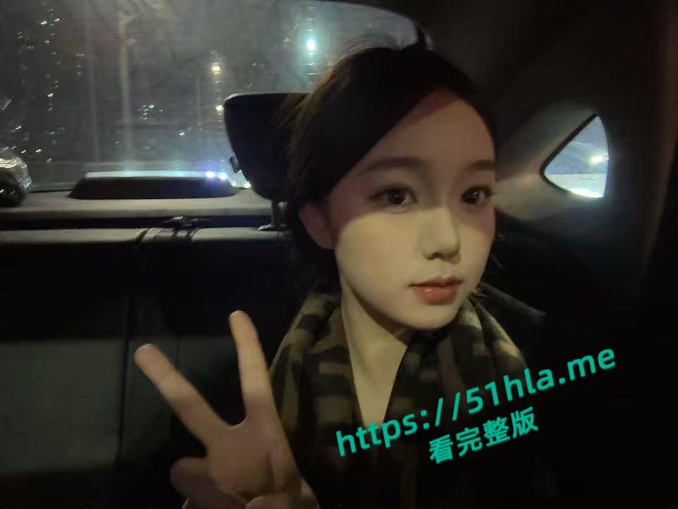 达州市可爱大胸嫩妹，镜前激情口交吞精射出后，骚货摆弄身姿不忘对镜头媚眼挑逗，画面香艳至极！