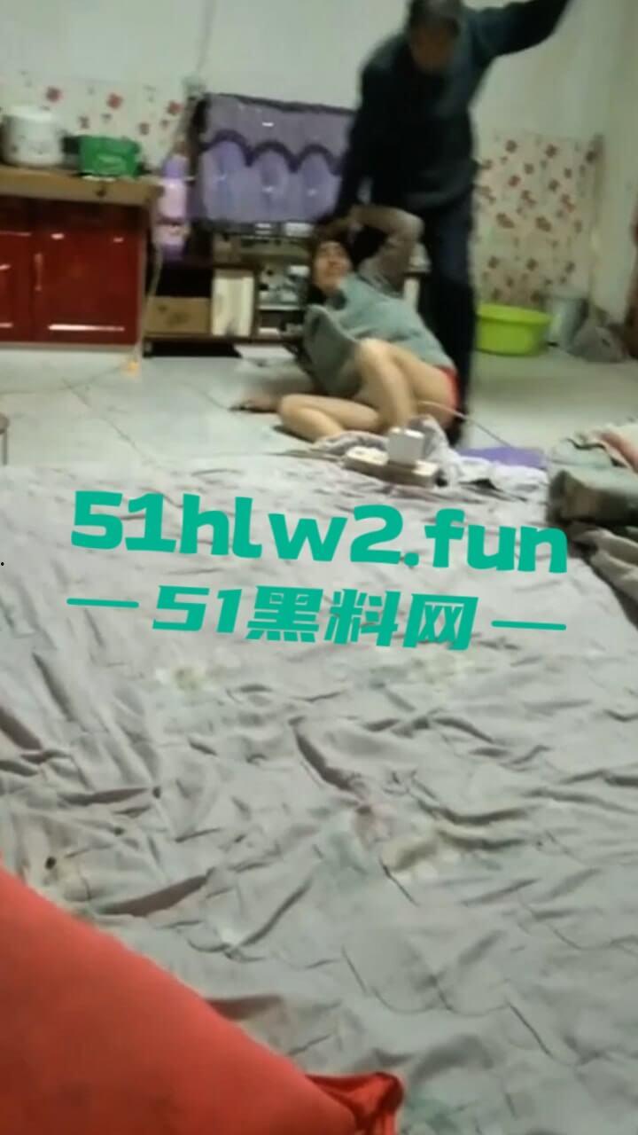 极品骚妇约炮情人，竟大胆带回家啪啪被老公捉奸在床，抡凳子揍的骚货女人嗷嗷惨叫。