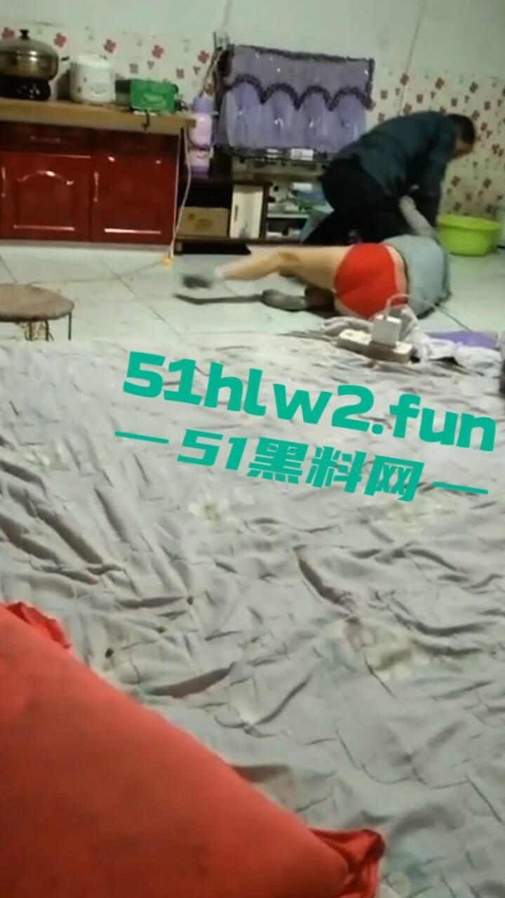 极品骚妇约炮情人，竟大胆带回家啪啪被老公捉奸在床，抡凳子揍的骚货女人嗷嗷惨叫。-6