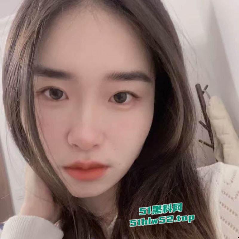 内蒙古乌兰浩特【张雪萌】人人可操的公交车，据说已约炮20多人，舔奶啪啪内射画面曝光极度淫靡！