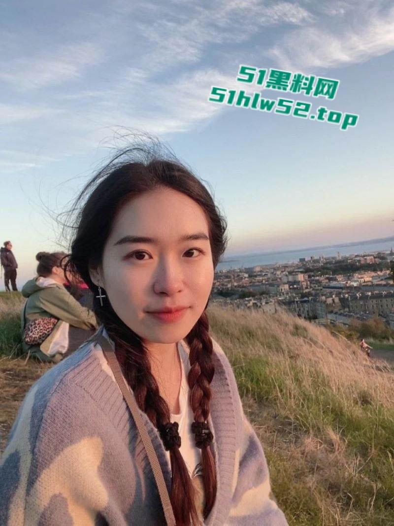 内蒙古乌兰浩特【张雪萌】人人可操的公交车，据说已约炮20多人，舔奶啪啪内射画面曝光极度淫靡！