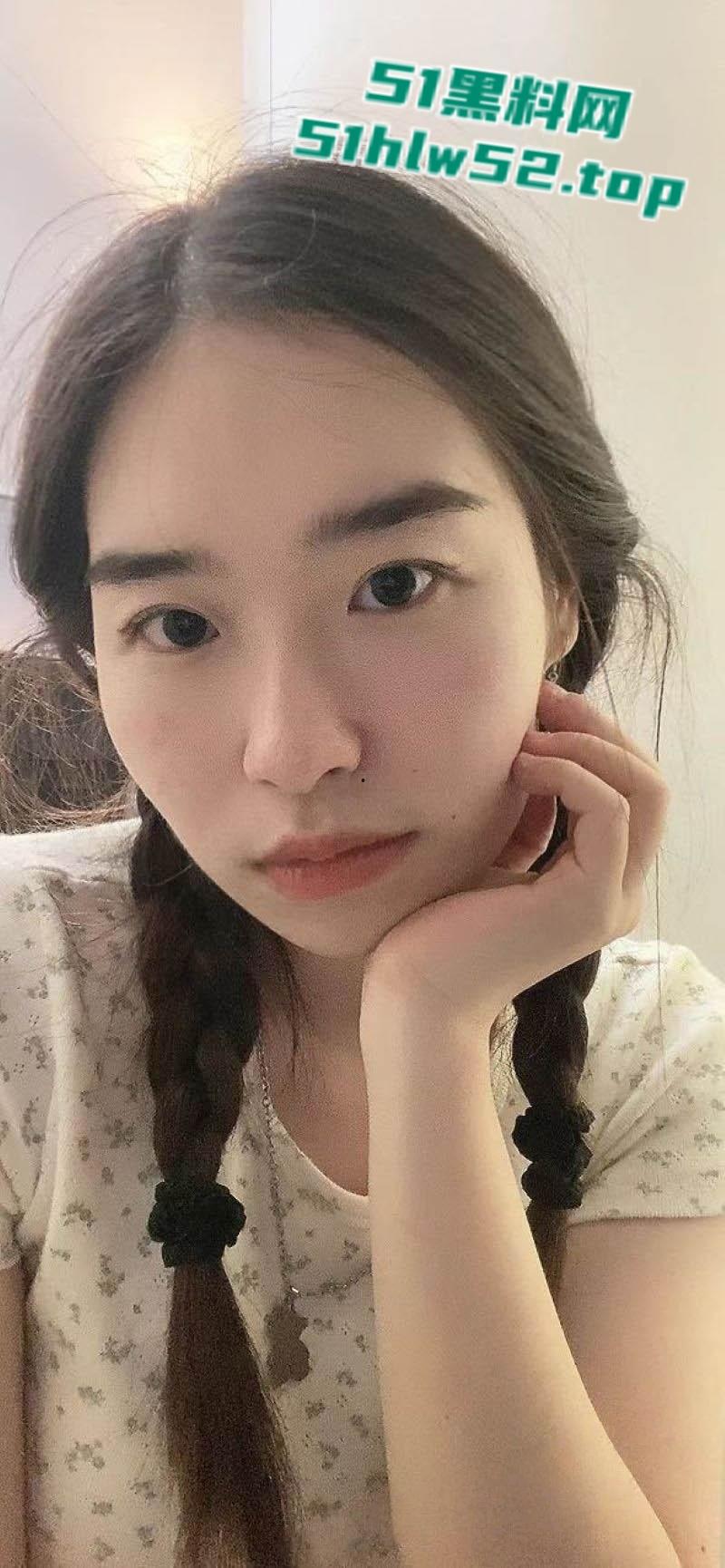 内蒙古乌兰浩特【张雪萌】人人可操的公交车，据说已约炮20多人，舔奶啪啪内射画面曝光极度淫靡！