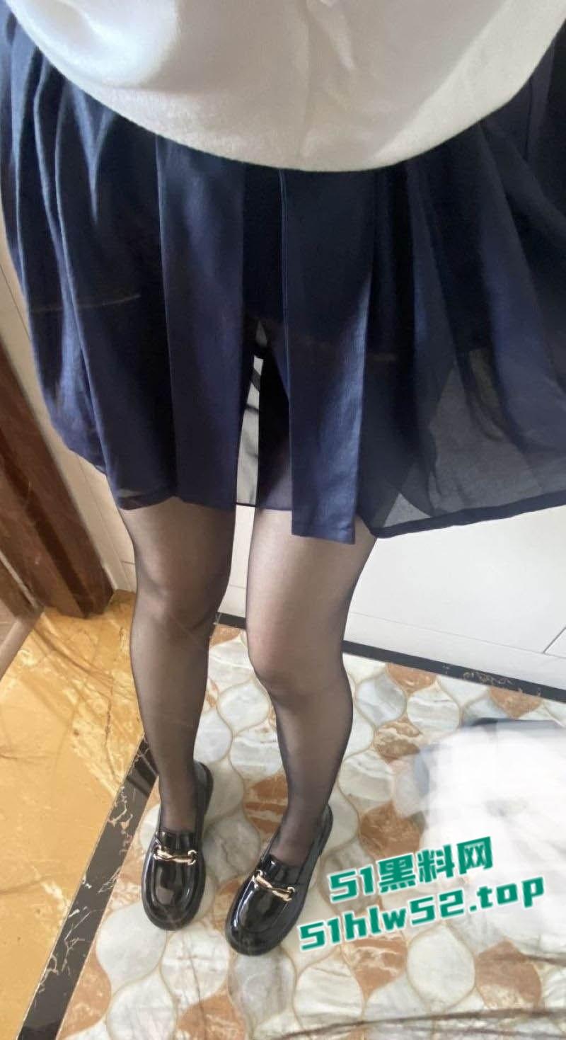 内蒙古乌兰浩特【张雪萌】人人可操的公交车，据说已约炮20多人，舔奶啪啪内射画面曝光极度淫靡！-4