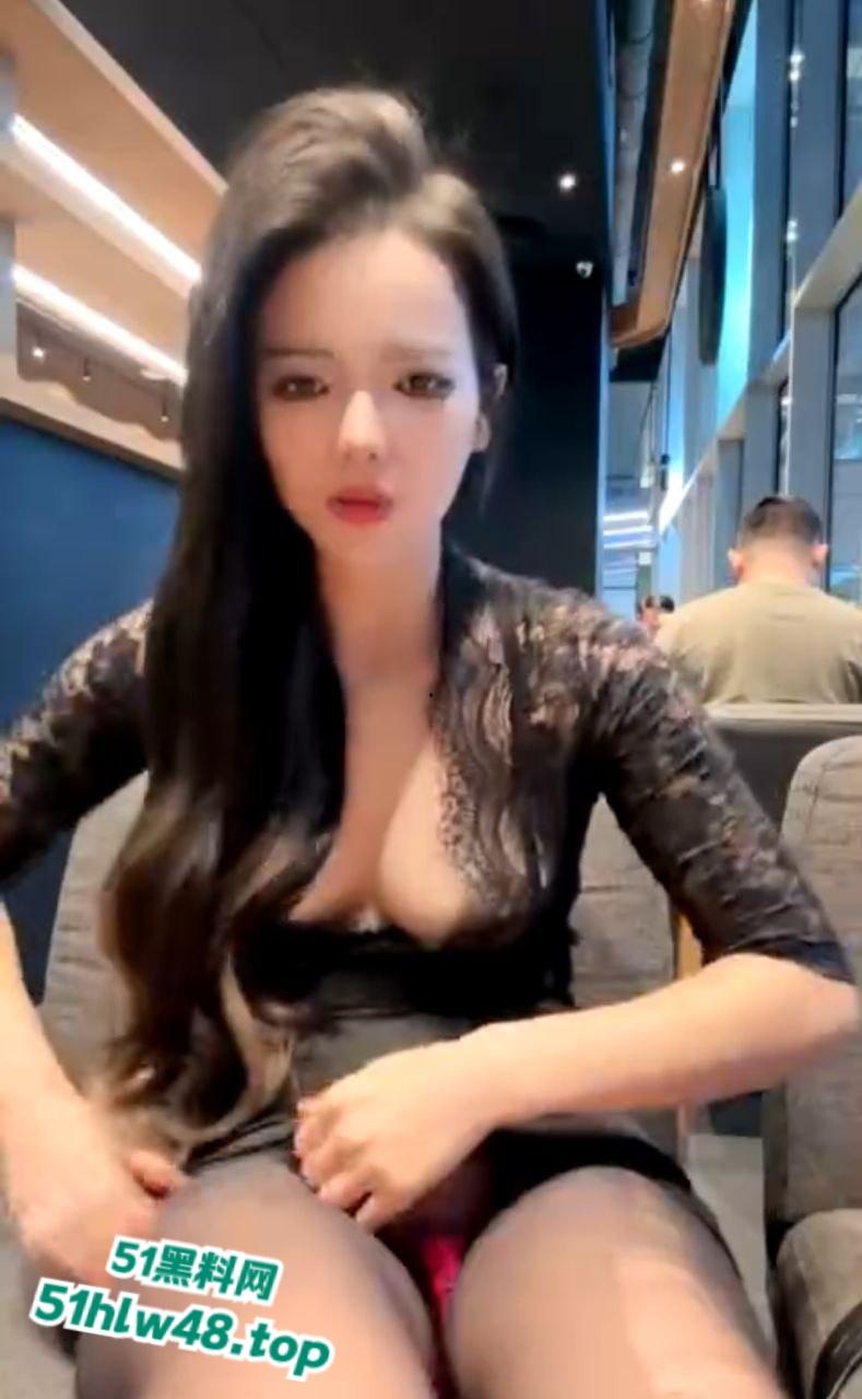 反差女神【琪琪】在商场玩露出，跳蛋插逼当众撕袜骚言骚语说不停脸皮真厚！