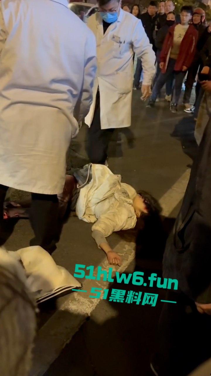 精神小伙带美女飙车失控撞车当场超度，黑丝美女瞬间被摔成麻花扭成三折叠。