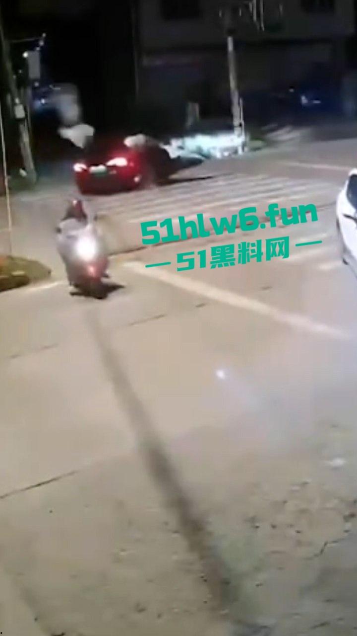 精神小伙带美女飙车失控撞车当场超度，黑丝美女瞬间被摔成麻花扭成三折叠。