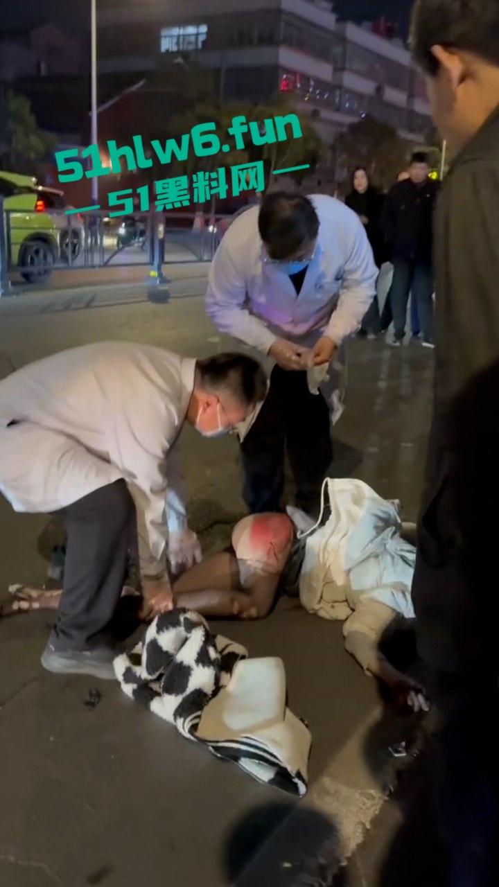 精神小伙带美女飙车失控撞车当场超度，黑丝美女瞬间被摔成麻花扭成三折叠。