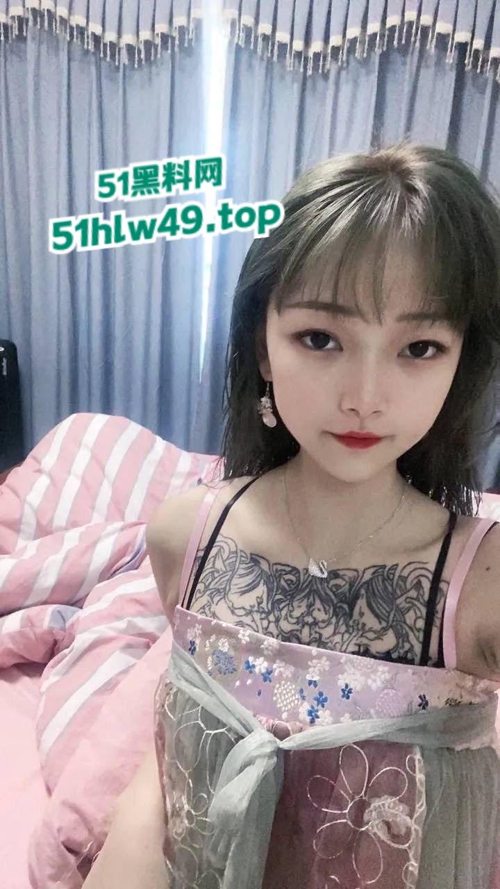 清纯反差纹身婊远程接受主人调教,揉奶亮胸尽显淫荡,对镜抠逼急需大屌止痒。-5