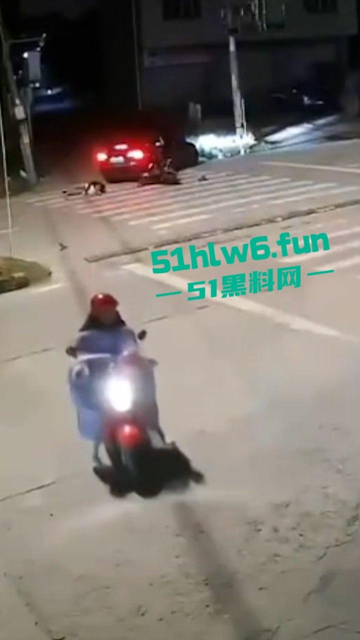 精神小伙带美女飙车失控撞车当场超度，黑丝美女瞬间被摔成麻花扭成三折叠。-6