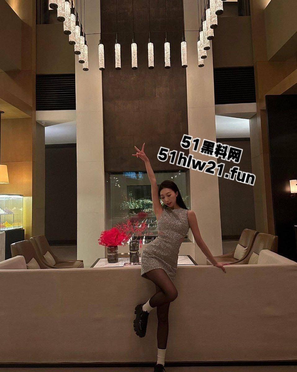 北京邮电大学【曾媛】绝美颜值校花女神，表面清纯私下竟如此反差爱舔蛋蛋，口交技术超一流。